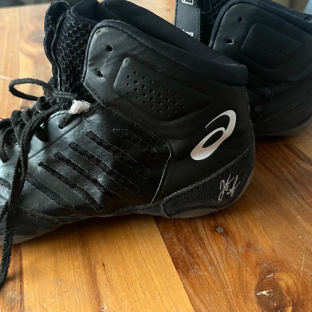 ASICS wrestling shoes JB Elite III Style 
Size 7 
Used for a season